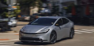 EE.UU. ¿Cuáles son los 5 autos del 2026 que menos gastan en carretera por menos de $35,000?